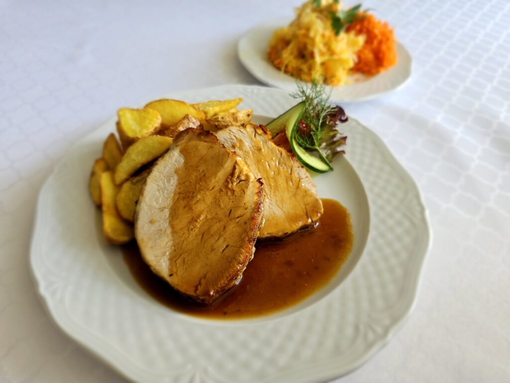 Roczek w Restauracji Grand Felix — pieczeń z dodatkami podana na stole bankietowym