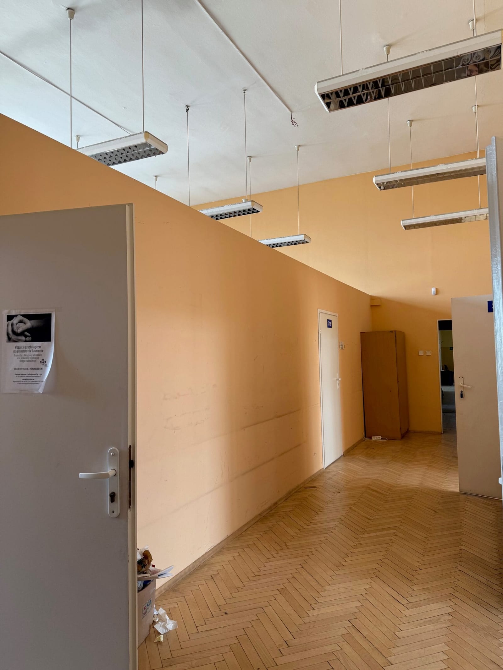 Wnętrze — przestronne, doświetlone pomieszczenie